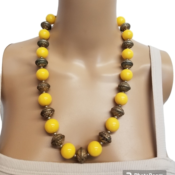VINTAGE YELLOW/ORANGE ACRYLIC BEAD & SILVERTONED BEAD ORNATE CHUNKY NECKLACE - Picture 1 of 5